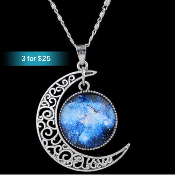 Jewelry - Moon pendant necklace